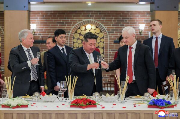 И  на крају здравица. Севернокорејски и руски званичници током банкета приређеног у част посети руске делегације. - Sputnik Србија