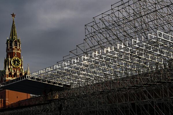 Централни догађај је војна парада на Црвени трг, па се управо ту одржавају интензивне пробе. - Sputnik Србија