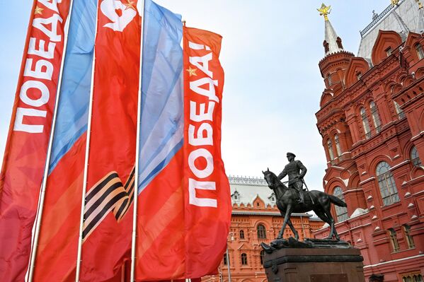 Улице, тргови и јавне зграде добијају свечани изглед, а посебна пажња посвећује се местима сећања, као што је Александровски врт, где се налази Гроб незнаног јунака. - Sputnik Србија