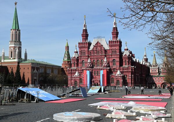 На фасадама зграда широм Москва постављају се велики банери и светлеће пројекције посвећене Дану победе. - Sputnik Србија