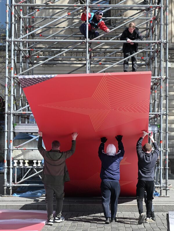 Градске службе уређују паркове и булеваре, где се постављају тематске инсталације и панои са историјским фотографијама из Другог светског рата. - Sputnik Србија