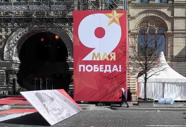 Дуж главних саобраћајница монтирају се декоративни лукови и заставице, стварајући свечану атмосферу уочи прославе. - Sputnik Србија