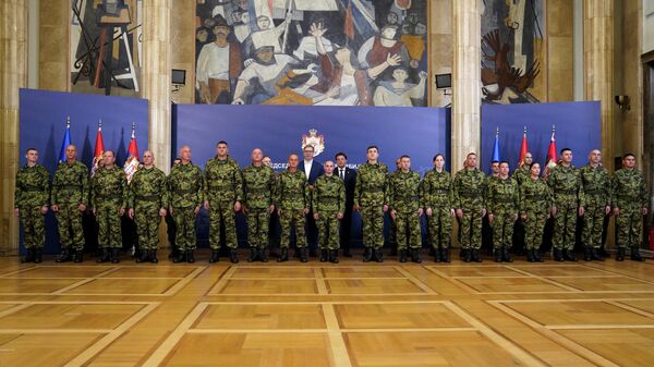 Vojska Srbije sa predsednikom Aleksandrom Vučićem - Sputnik Srbija