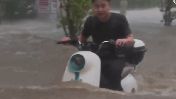 Ćindžou su danas pogodile jake kiše i izazvale poplave na ulicama - Sputnik Srbija