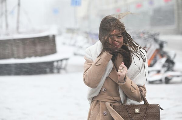 Очекује се да ће снег наставити да пада и наредних дана, али са постепеним слабљењем. - Sputnik Србија