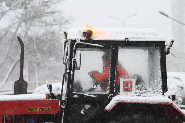 Десет летова је одложено на московским аеродромима више од два сата због невремена, саопштило је Министарство саобраћаја. - Sputnik Србија