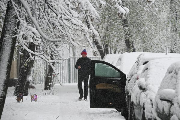 Обилне снежне падавине са јаким ударима ветра погодиле су Лењинградску, Тверску, Самарску, Новосибирску, Иркутску и Архангелску област. - Sputnik Србија