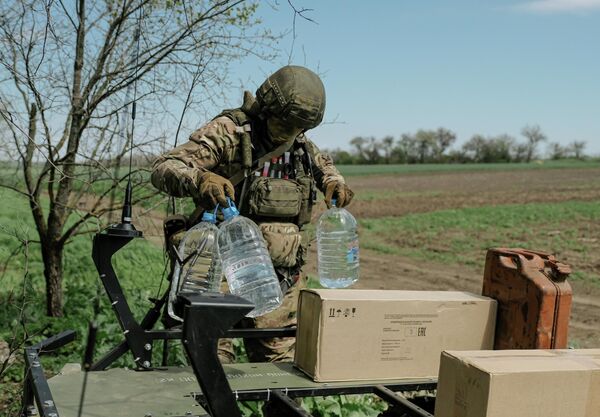 Војник из Дњепровске групе снага утоварује залихе на копнени роботски комплекс „курир“ (ГРПК) ради даље испоруке особљу у Запорожју. - Sputnik Србија