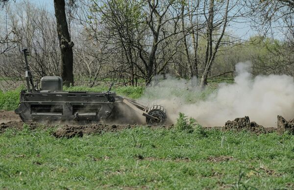 Контрола је могућа путем радија са преносом видеа у реалном времену, сателита и оптичког кабла, што пружа повећану отпорност на електронско ратовање (ЕВ). - Sputnik Србија