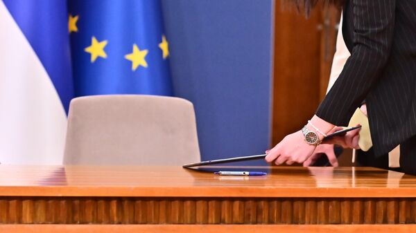 Stavljanje fascikle sa dokumentima na sto  - Sputnik Srbija