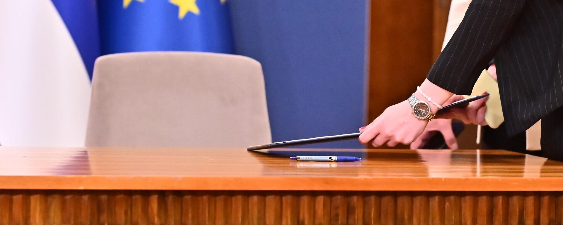 Stavljanje fascikle sa dokumentima na sto  - Sputnik Srbija, 1920, 01.06.2026