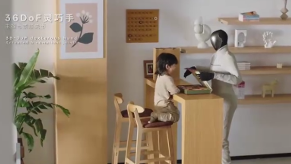 Три у једном: Робот дадиља, курир и домаћица /видео/