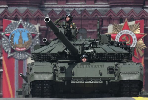 Tenk T-72B3 na Crvenom trgu u Moskvi na vojnoj paradi, posvećenoj 80-godišnjici Pobede u Velikom otadžbinskom ratu. - Sputnik Srbija