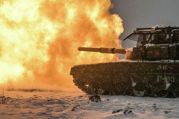 Tenk T-72 Oružanih snaga Ruske Federacije izvodi gađanje tokom borbene obuke Dobrovoljačkog korpusa u Luganskoj Narodnoj Republici. - Sputnik Srbija