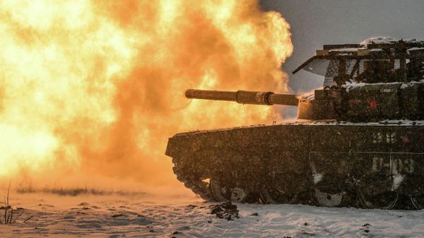 Танк Т-72 ВС РФ ведет стрельбу во время боевой подготовки Добровольческого корпуса в Луганской народной республике - Sputnik Србија