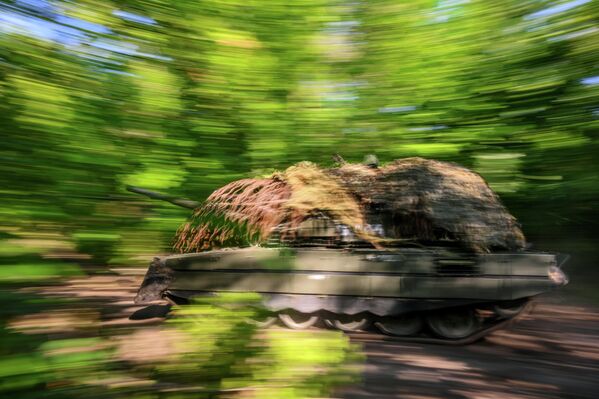 Tenk T-72 na mestu razmeštaja grupacije snaga „Centar“ na Pokrovskom pravcu SVO u Donjeckoj Narodnoj Republici. - Sputnik Srbija