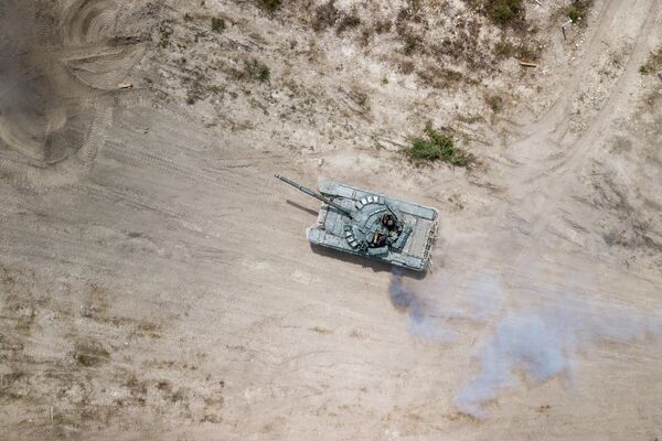 Pokazne vežbe tenkova T-72 na svečanim manifestacijama povodom Dana Vazdušno desantnih snaga Rusije na poligonu Rajevski u Krasnodarskom kraju. - Sputnik Srbija