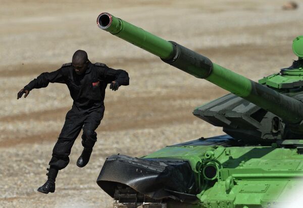 Pripadnik vojske Angole tokom polufinalnih takmičenja konkursa „Tenkovski biatlon“ na poligonu Alabino. - Sputnik Srbija