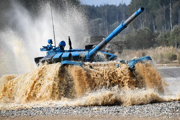 Tank T-72B3 tima pripadnika oružanih snaga Irana na distanci individualne trke takmičenja tenkovskih posada u okviru konkursa „Tenkovski biatlon – 2022“ na vojnom poligonu „Alabino“ u Moskovskoj oblasti. - Sputnik Srbija