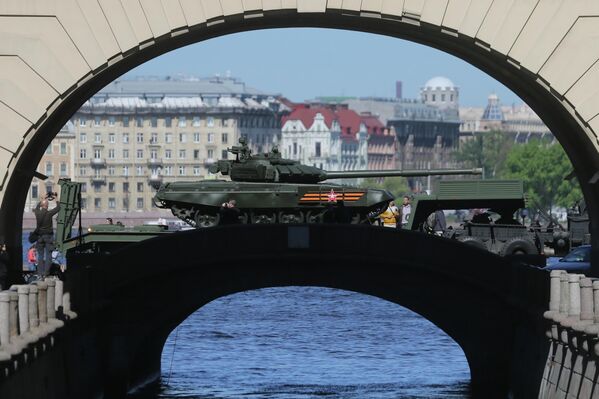 Tenkovi T-72B3 na generalnoj probi vojne parade, posvećene 71. godišnjici Pobede u Velikom otadžbinskom ratu, na Dvorskom trgu u Sankt Peterburgu. - Sputnik Srbija