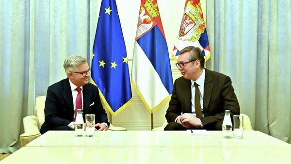 Вучић са европским комесаром: Циљ Србије да до краја 2026. године испуни све критеријуме за чланство