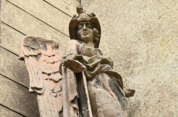 Богиња је приказана у ратничком духу, са војничким шлемом на глави и претпоставља се да је, када је израђена, у левој руци (чији део недостаје) држала мач, али не постоје фотографије, ни скице које би то документовале - Sputnik Србија