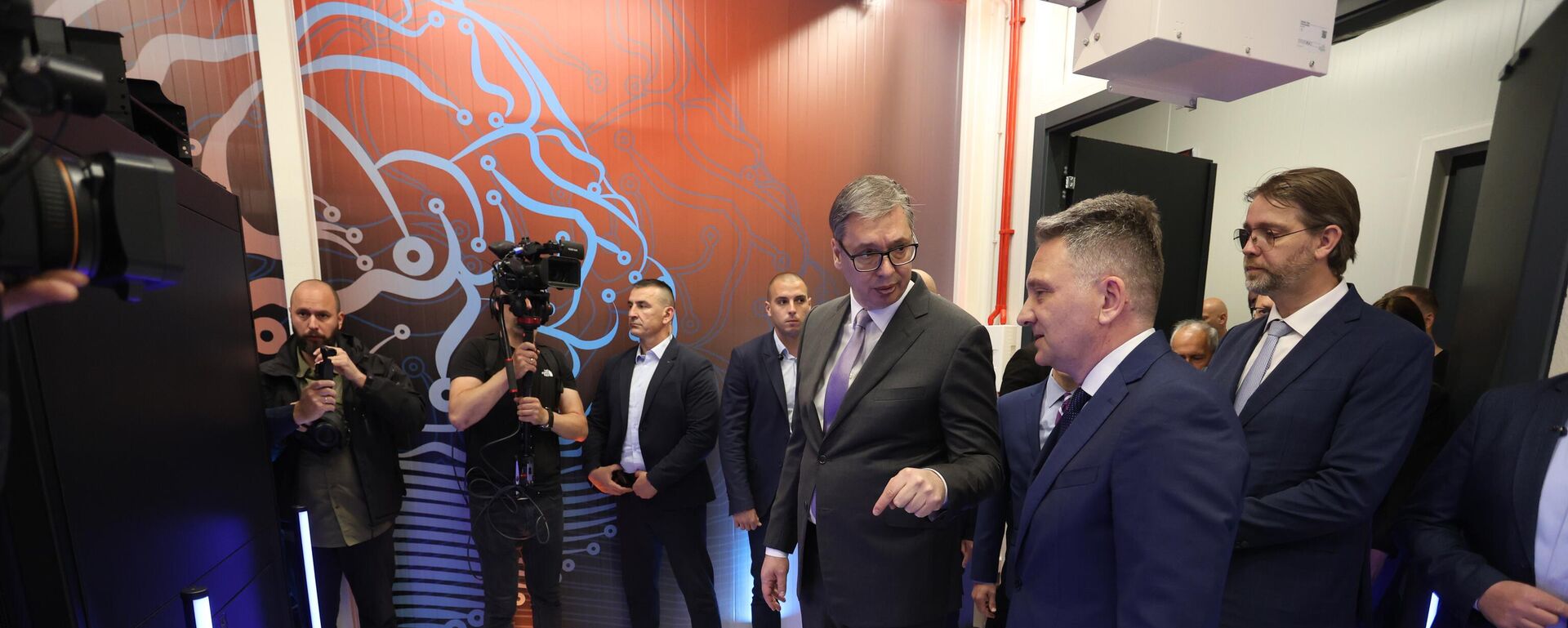 Председник Србије Александар Вучић изјавио је данас да је пуштање у рад модула три и четири Државног дата центра у Крагујевцу и активирање новог суперкомпјутера историјски тренутак за дигиталну инфраструктуру Србије - Sputnik Србија, 1920, 30.04.2026