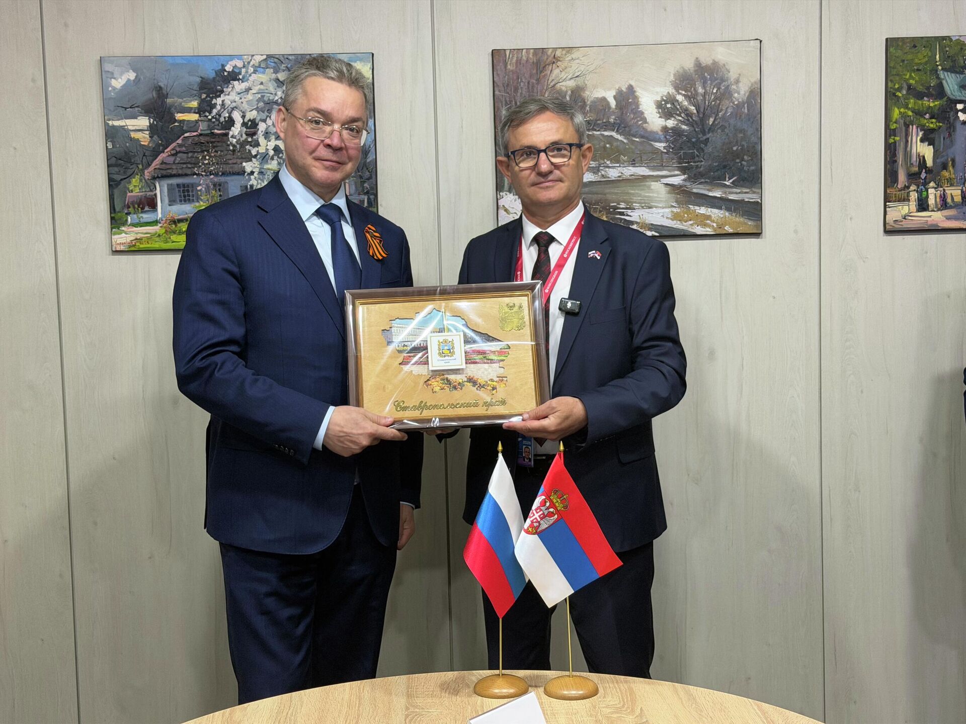 Министар пољопривреде Драган Гламочић састао се на Кавкаском инвестиционом форуму у Русији са губернатором Ставропољског краја Владимиром Владимировим. - Sputnik Србија, 1920, 30.04.2026