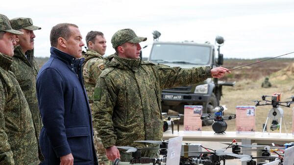Заменик председника Савета безбедности Русије Дмитриј Медведев током посете Школском центру Лењинградског војног округа - Sputnik Србија