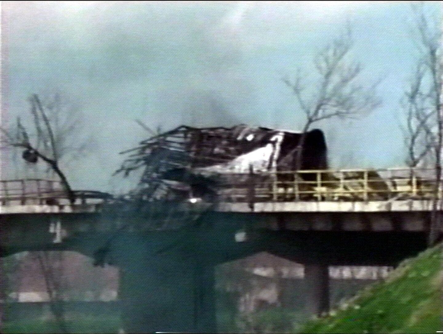 Autobus Niš ekspresa pogođen u NATO bombardovanju 1. maja 1999.  - Sputnik Srbija