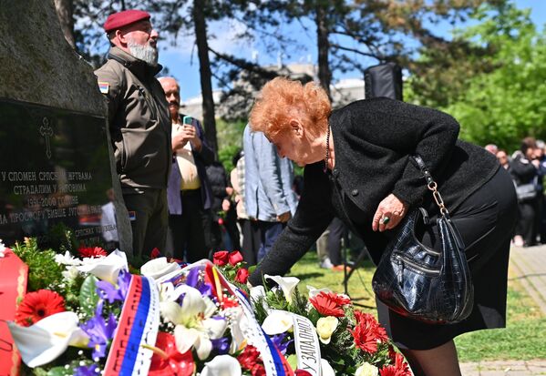 На спомен обележје страдалим Србима, цвеће је положила и Јелена Бухач Радојчић, преживела концентрационог логора Јасеновац и дечјег логора у Старој Градишки.  - Sputnik Србија