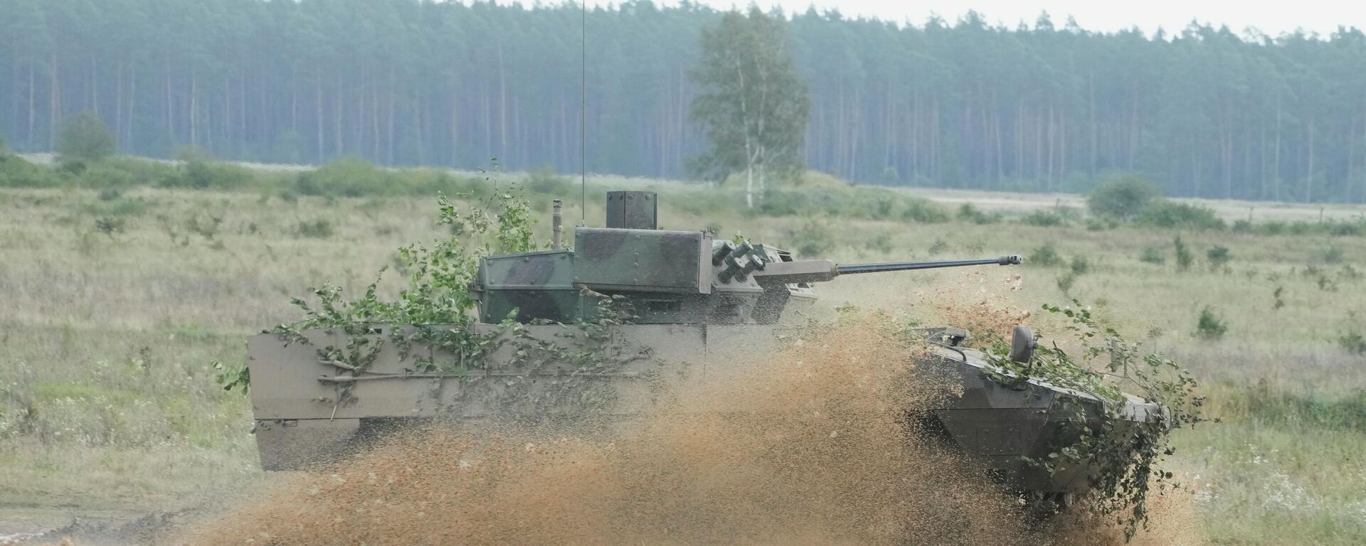Оклопно возило пољских оружаних снага на војним вежбама на полигону у Ожишу - Sputnik Србија, 1920, 03.05.2026