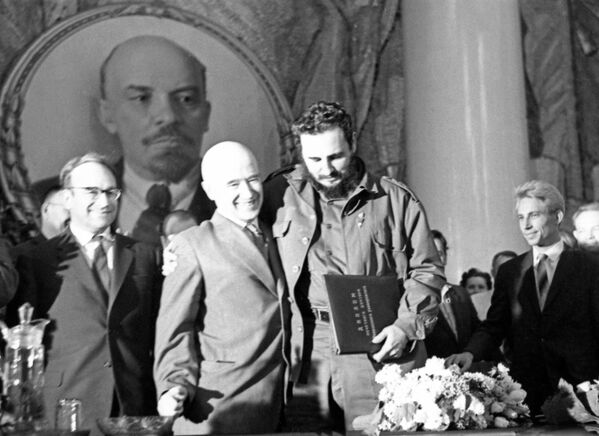 Посета СССР-у Фидела Кастра, председника Савета министара Републике Кубе. 26. април – 3. јун 1963. Кубански лидер на Московском државном универзитету са ректором универзитета, Иваном Георгијевичем Петровским. - Sputnik Србија