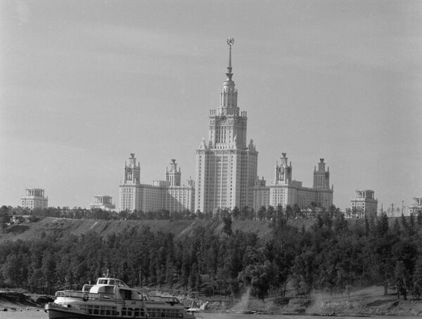 Универзитет се налази у Москва, а његова главна зграда на Воробјевим горама једна је од најпрепознатљивијих у граду. - Sputnik Србија