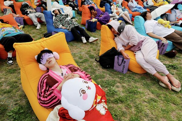 Učesnici spavaju tokom takmičenja u dremanju - "Power Nap" 2026 u parku Han River u Seulu. - Sputnik Srbija