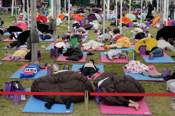 Na prvi pogled deluje kao simpatična gradska atrakcija, ali iza svega leži mnogo ozbiljnija priča. Južna Koreja je jedna od zemalja u kojoj je manjak sna veliki problem pa grad mora da organizuje takmičenje u dremanju da bi podsetio ljude da spavaju. - Sputnik Srbija