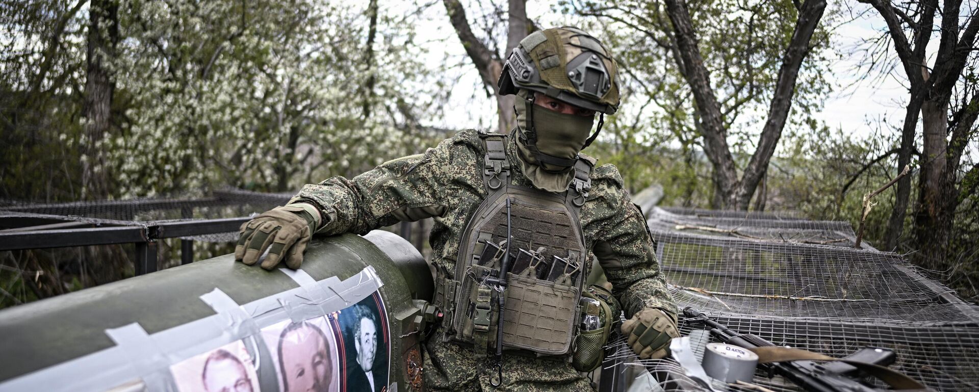 Војник у зони специјалне операције учествује у акцији Бесмртни пук  - Sputnik Србија, 1920, 05.05.2026