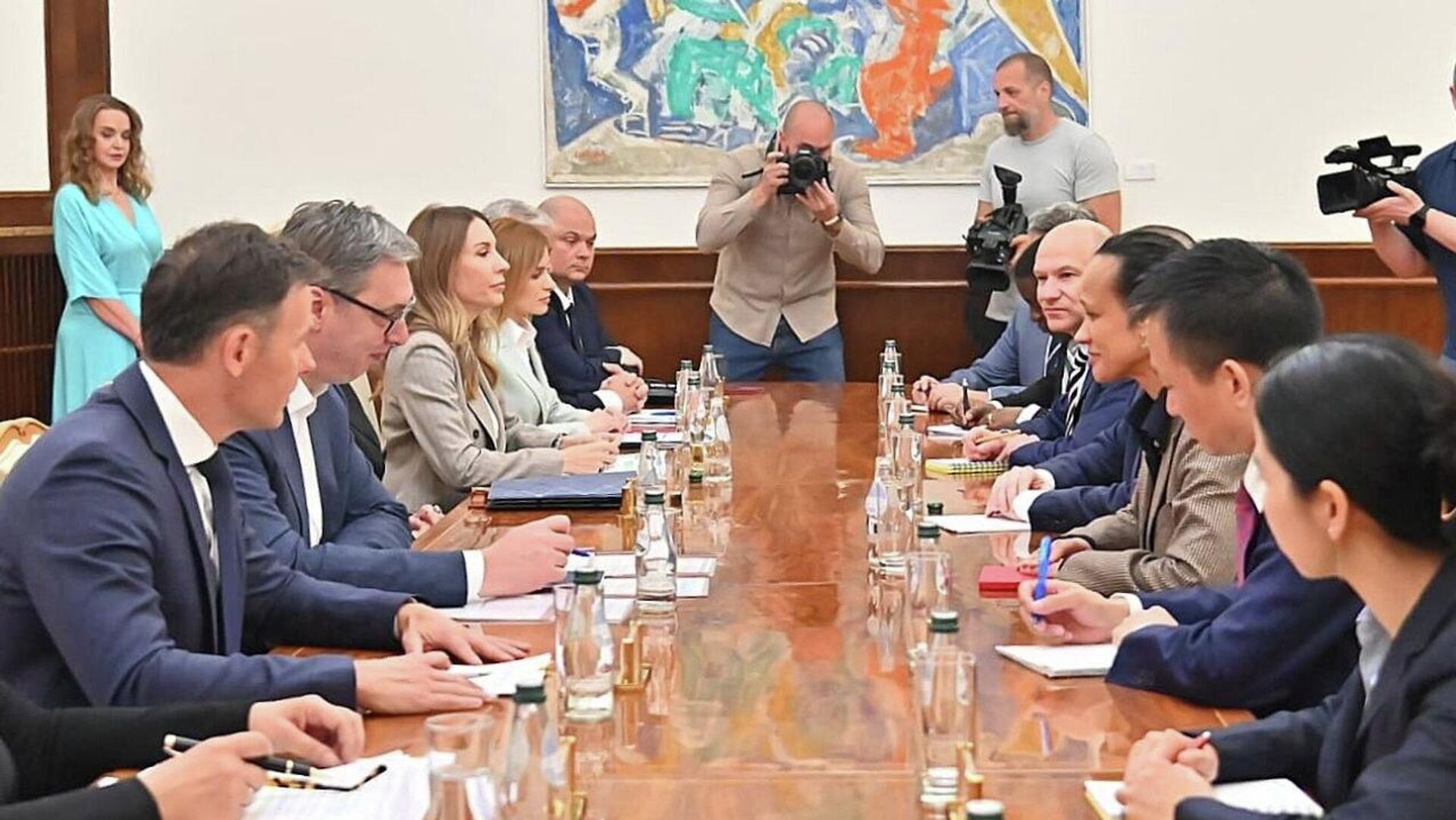 Председник Александар Вучић састао се са представницима Мисије Међународног монетарног фонда у Србији на челу са шефицом Мисије Анет Кјобе - Sputnik Србија, 1920, 05.05.2026
