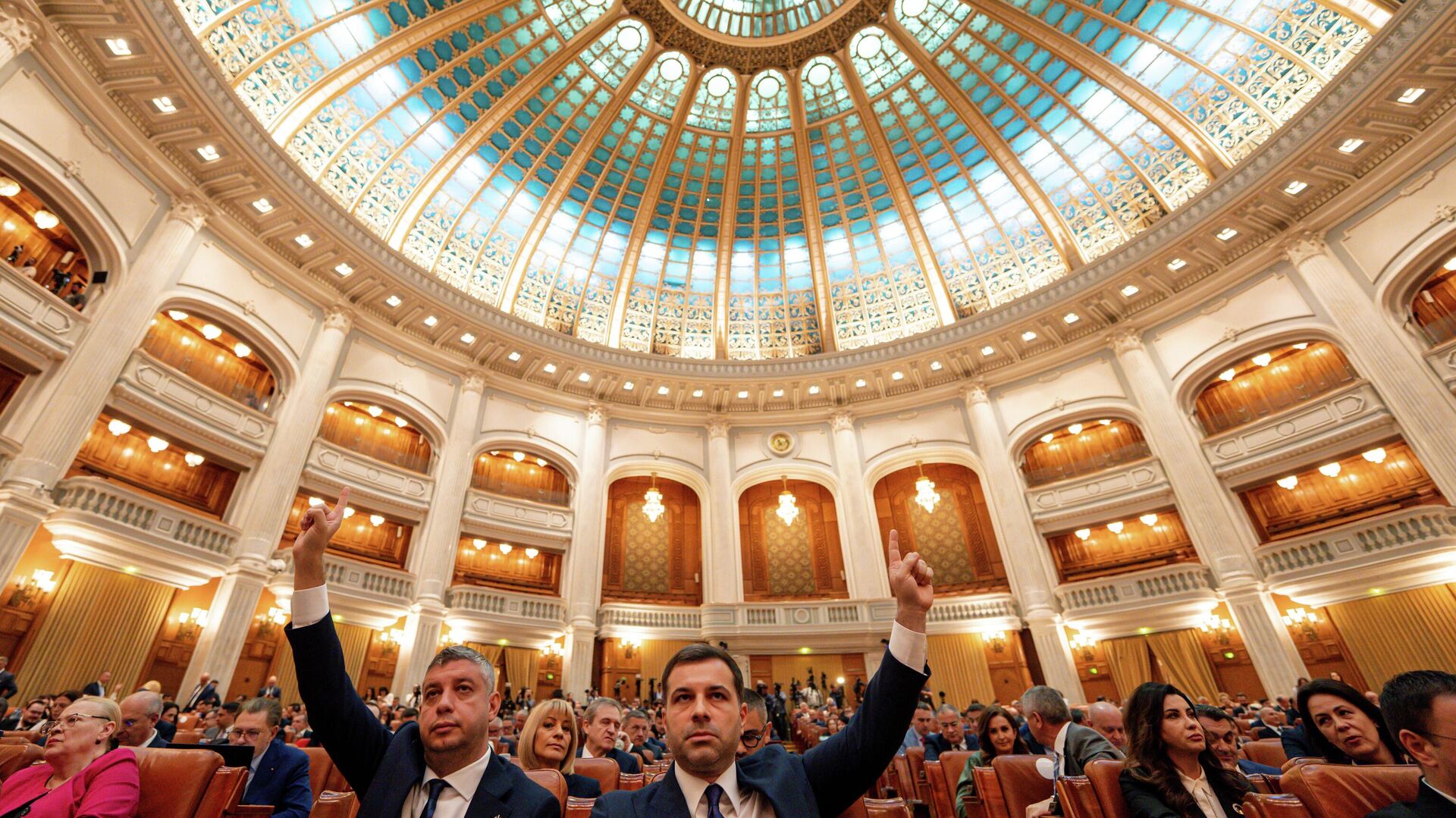 Парламент Румуније изгласао неповерење влади коју предводи Илија Боложан - Sputnik Србија, 1920, 05.05.2026