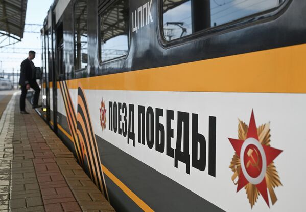 Централна приградска путничка компанија (ЦППК), у сарадњи са Музејем победе, открила је тематски електрични воз на Кијевској станици у Москви, посвећен завршетку Великог отаџбинског рата и херојским делима народа СССР-а. - Sputnik Србија