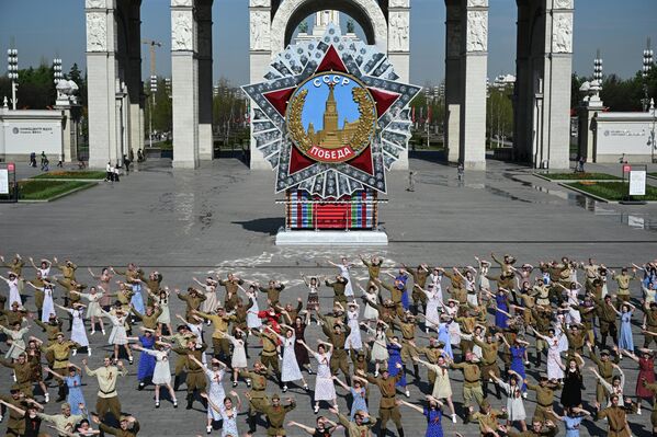 Учесници акције „Валцер победе“ у Москви. Студенти обучени у костиме из 1940-их играли су валцер на ВДНХ-у уочи Дана победе. - Sputnik Србија