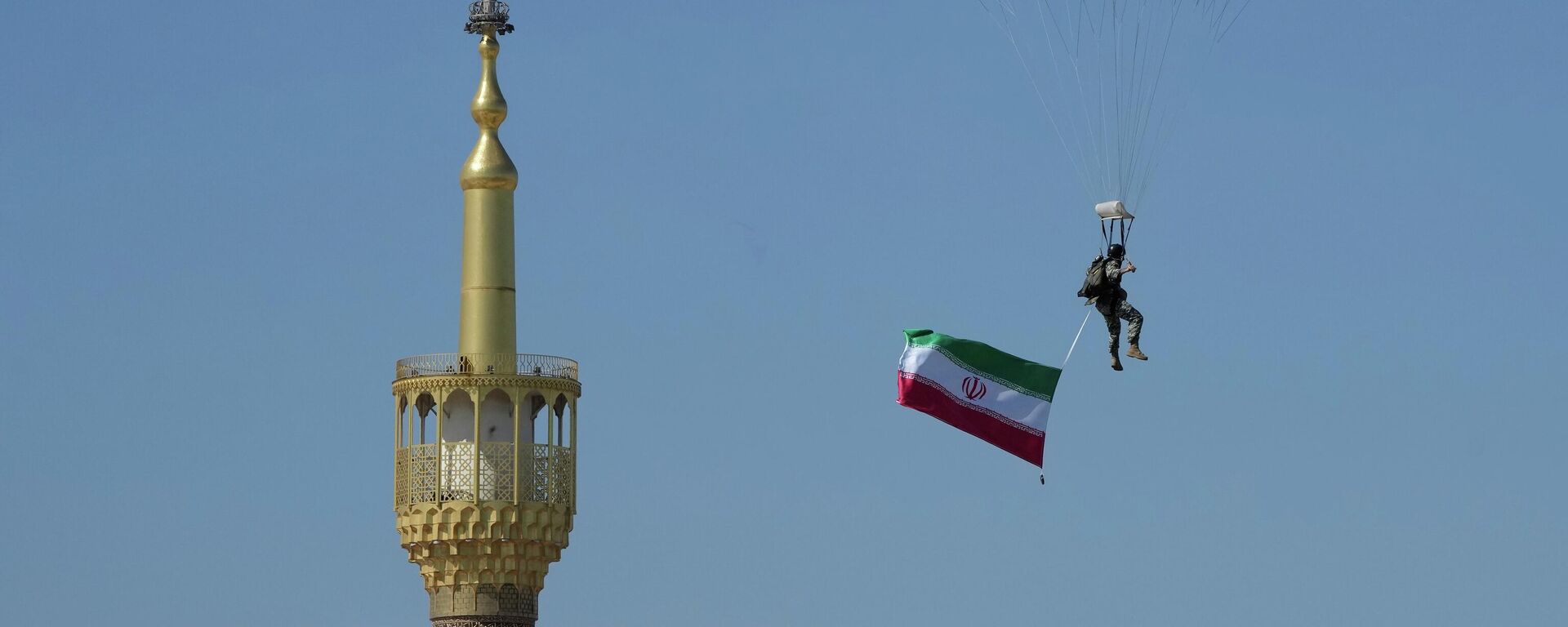 Десантник с иранским флагом пролетает над мавзолеем во время военного парада в честь Дня национальной армии недалеко от Тегерана, Иран Десантник с иранским флагом пролетает над мавзолеем во время военного парада в честь Дня национальной армии недалеко от Тегерана, Иран - Sputnik Србија, 1920, 06.05.2026