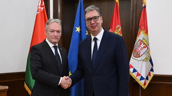 Predsednik Srbije Aleksandar Vučić i ambasador Belorusije Sergej Malinovski - Sputnik Srbija
