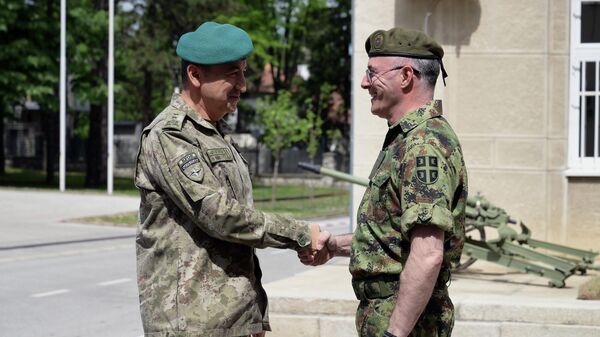 Начелник Генералштаба Војске Србије генерал Милан Мојсиловић са командантом Кфора генерал-мајором Озканом Улуташом - Sputnik Србија