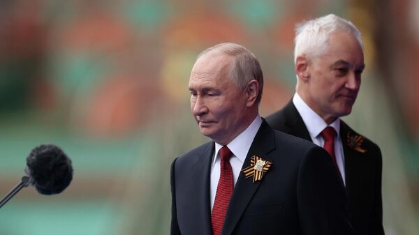 Ruski predsednik Vladimir Putin i ministar Sergej Belousov - Sputnik Srbija