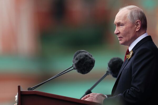 9. мај 2026. Руски председник Владимир Путин говори на Црвеном тргу у Москви током војне параде у част 81. годишњице Победе у Великом отаџбинском рату. - Sputnik Србија