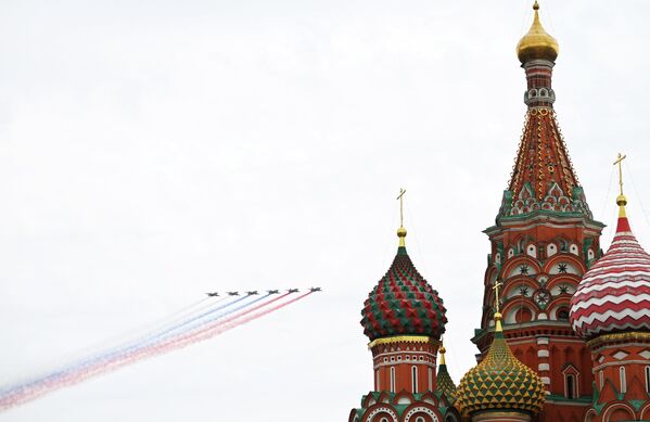 Јуришни авиони Су-25 током ваздушне параде у Москви у част 81. годишњице Победе у Великом отаџбинском рату. - Sputnik Србија