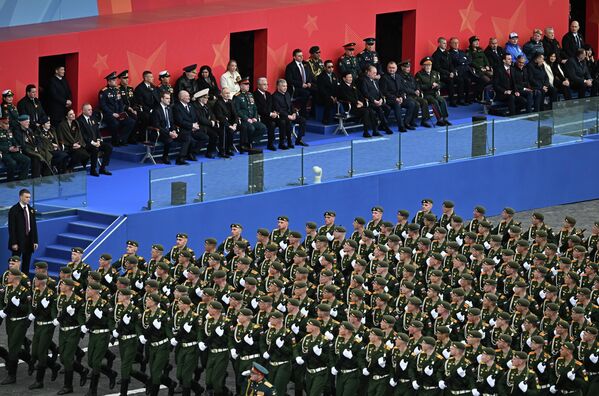 9. мај 2026. Руски председник Владимир Путин, ветерани и шефови страних делегација на војној паради у Москви у част 81. годишњице Победе у Великом отаџбинском рату. - Sputnik Србија