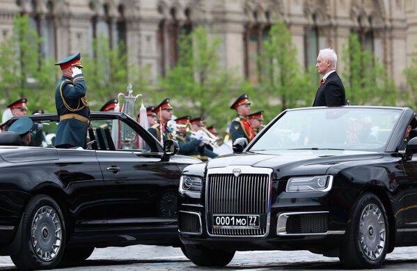 Руски министар одбране Андреј Белоусов (десно) и командант параде, генерал-пуковник Андреј Мордвичев, на војној паради у Москви у част 81. годишњице Победе у Великом отаџбинском рату. - Sputnik Србија