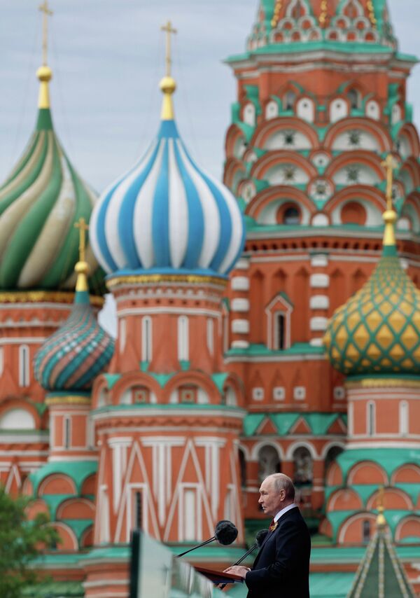 9. мај 2026. Руски председник Владимир Путин на војној паради у Москви у част 81. годишњице Победе у Великом отаџбинском рату. - Sputnik Србија